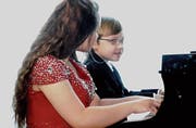 Laetitia und Philip Hahn spielen vierhändig. (Bild: Erwin Schönenberger)