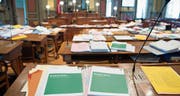 «Eine Präzisierung der heutigen Situation»: Geschäftsakten im Kantonsratssaal. (Bild: Ralph Ribi)