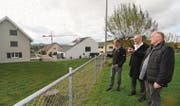 Roger Rohner, Liegenschaftsverwalter der Volksschulgemeinde Bischofszell, Architekt Lukas Imhof und Schulpräsident Felix Züst betrachten die Parzelle, auf welcher der neue Zihlschlachter Kindergarten gebaut werden soll. (Bilder: Manuel Nagel)