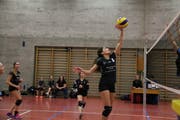 Teamzusammenhalt ist bei Werdana Buchs gefragt: Bei jedem Smash-Versuch sichern andere Spielerinnen den Raum, falls der Smash geblockt werden sollte.Bild: Miriam Küpper (Bild: Miriam Küpper)