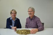Hanspeter Thurnherr übergibt der "Füferli-Fee", Brigitte Wettstein, 2400 Füferli, welche innerhalb eines Monates in der Region gesammelt wurden. Insgesamt wurden in der Schweiz für die Aktion über 293000 Fünfräppler gesammelt. (Bild: Alexandra Gächter)