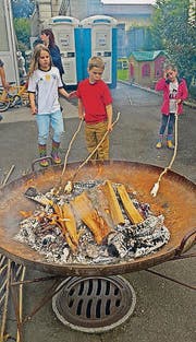 Schlangenbrot grillieren geht auch bei Regen.