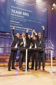 Die strahlenden Gewinner (v. l.): Philipp Sutter, Nicolas Gorlero, Fabian Ritter, Projektleiter Johannes Grob und Luca Pieli. (Bild: PD)