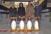 Eröffnen das Eisfeld in der «Gass»: Arthur Gassner, Katrin Frick (Vize-Stadtpräsidentin), Remo Sturzenegger und Harry Müntener. (Bild: Katharina Rutz)