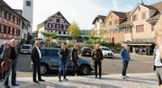 In Aadorf wurde der Platz zwischen katholischer und evangelischer Kirche neu gestaltet; die Strasse ist Teil der Gestaltung. (Bilder: Hans Suter)