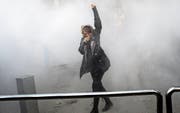 Während Tagen haben im Iran Tausende gegen das Regime protestiert – so wie die junge Frau im Bild. (Bild: AP (Teheran, 30. Dezember 2017))