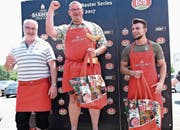 Die drei besten Grilleure der Runde zwei wurden von der Jury als beste Grilleure der 24 Teilnehmenden qualifiziert. Ganz oben auf dem Podest Markus Russenberger aus Mauren. (Bilder: Heidy Beyeler)