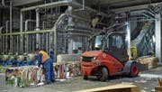Ein Mitarbeiter der Model AG bereitet die gepressten Getränkekartons für die Recyclinganlage vor. (Bild: PD)