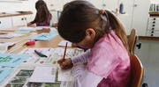 Faszinierende Schriftzeichen: Die «China-Gruppe» setzt sich während der Sonderwoche mit der Sprache des Landes auseinander. (Bild: Beat Schönenberger)
