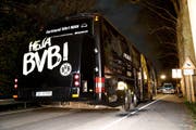 Der beim Anschlag beschädigte Teambus von Borussia Dortmund. (Bild: FRIEDEMANN VOGEL (EPA))