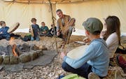 Aadorfer Kinder lauschen den Ausführungen eines Schamanen. (Bild: PD)