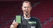 Schiedsrichter Sascha Amhof zeigt die grüne Karte: Vorderhand ist diese Szene zwar nur nachgestellt denkbar, langfristig soll sie aber zur Normalität auf Schweizer Fussballplätzen werden. (Bild: PD)