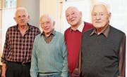 Jörg Abderhalden mit den drei ältesten Tagungsteilnehmern Hans Roduner, Xaver Weder und Hugo Ammann (von links). (Bild: Emil Bürer)