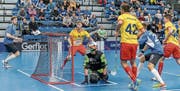 Unter Druck: Liechtensteins Abwehr mit Torhüter Pascal Müller musste sich im Startspiel gegen Estland mit allen Mitteln wehren. (Bild: IFF)