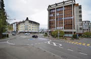 Der blaue Kreisel bei der Kreuzung von Bahnhof- und St. Gallerstrasse soll rückgebaut werden. (Bild: Max Eichenberger)