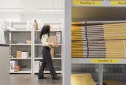 Die Zahl der klassischen Poststellen wird in den kommenden Jahren weiter sinken. (Bild: Christian Beutler/Keystone (Basel, 18. Januar 2016))