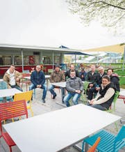 Das «Hörnli»-Team glaubt an Badi-Wetter beim Saisonstart: Mathieu Assire, Urs Oberhänsli, Dominique Assire, Nelly Bolliger, Kurt Kasper, Enrique Maceda, Georg Vesper, Jürg Schlatter, Lucia Hehli und Heike Burgermeister. (Bild: Andrea Stalder)