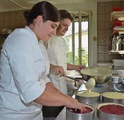 Das Ehepaar Rebekka und Pascal Rebmann-Kunz arbeitet bei der Kreation des Mädesüss-Beerentraums Hand in Hand und präsentiert die Torte. (Bilder: Adi Lippuner)