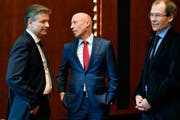 Pascal Gantenbein, Patrik Gisel und Johannes Rüegg-Stürm (von links) bei der Medienkonferenz. (Bild: WALTER BIERI (KEYSTONE))