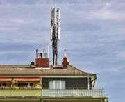 Für Elektrosensible ein Unort: Haus mit Telekommunikationsantenne. (Bild: fotolia)