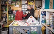 Tiertafel-Präsidentin Monika Müller und Vorstandsmitglied Max Bolliger diskutieren in der Ausgabestelle über Hundefutter. (Bild: Reto Martin)