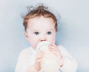 Babymilch schmeckt den Kleinsten, doch sie ist mit Schadstoffen belastet. (Bild: famveldman/Fotolia)