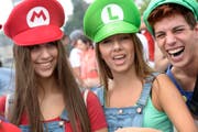 I wie Italiener: Wir behaupten: Es gibt in jedem abgelegenen italienischen Dorf jemanden, der schon einmal für die Street Parade nach Zürich gereist ist. Oder zumindest einen, der jemanden kennt, der schon einmal dabei war. Wenn sich Fiats mit «Bummbumm»-Gedröhn, qualmende Diesel-Wohnmobile und Cars voller bunt bemalter Gestalten mit Invicta-Rucksäcken durch den Gotthard in den Norden aufmachen, weiss jeder, was es geläutet hat. Und wer dann am Sonntagmorgen in Wollishofen vorbeikommt, wähnt sich eher auf dem Camping von Rimini als am beschaulichen Zürichsee. (Bild: Keystone)