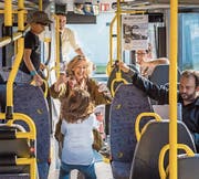 Szene im Postauto: Der wenige Platz wird voll ausgenutzt. (Bild: Reto Martin)