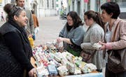 Hilde Market in der Frauenfelder Altstadt im Gespräch mit Kunden. (Bild: Andreas Taverner)