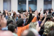 Die Bürgerversammlung ist im Werdenberg nach wie vor ein wichtiges Instrument für eine bürgernahe Politik. (Bild: Luca Linder)