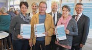 Sie freuen sich über den Anerkennungspreis: Paula da Silva (Nationenfest), Pius Odermatt (Pflanzerverein) und Anna Eggenberger (Solinetz). Sibylle Hug, Oliver Lind und Urs Oberholzer (hintere Reihe) übergaben die Urkunden. (Bild: Markus Bösch)