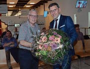 Rudolf Lippuner (links) freut sich über die blumige Verabschiedung durch seinen Nachfolger Christoph Gull. (Bild: Hanspeter Thurnherr)