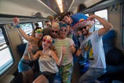 N wie Nachtzug: Die SBB setzen auch dieses Jahr rund 80 Sonderzüge ein, um die Raver zur Street Parade und wieder nach Hause zu bringen. Die Zürcher Besucher können in der Nacht auf das übliche Nachtnetz der S-Bahn zurückgreifen. Der Nachtzuschlag muss in allen Regionalzügen entrichtet werden, in den Fernverkehrszügen der SBB allerdings nicht. (Bild: Keystone)