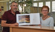 Präsentieren mit Stolz das Buch, für welches sie von einer Fachzeitschrift aus München ausgezeichnet wurden: Der Gamser Fotograf Sepp Köppel und die Buchser Lyrikerin Elsbeth Maag. (Bild: Armando Bianco)