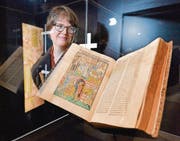 Kantonsbibliotheksmitarbeiterin Barbara Schmid betrachtet die Richental-Chronik in der Vitrine. (Bild: Donato Caspari)