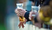 Ein Bier gehört für viele Fussballfans zum Matchbesuch dazu. (Bild: Urs Jaudas)