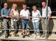 Die Baukommission posiert am Aufrichtefest: Fritz Lerch, Susanne Büchi, Ruedi Engeler, Irene Schwarz und Bernhard Kohler. (Bild: PD)