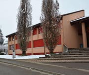 Südlich des Schulhauses, dort, wo aktuell der Schnee liegt, wird ein Schutzwall errichtet, der dafür sorgt, dass bei Hochwasser kein Wasser in das Schulhaus eindringen kann. (Bild: Beat Lanzendorfer)
