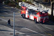 Die Feuerwehr rückt beim Feuerwehrdepot in St.Gallen für einen Einsatz aus: Der Kanton soll teure Feuerwehrgeräte beschaffen. (Bild: Benjamin Manser/Archiv)