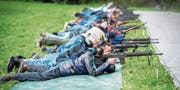 Konzentriert liegen die Gewehrschützen am Boden und zielen. Das Schwaderlohschiessen absolvieren sie in drei Stellungen: stehend, kniend und liegend. (Bild: Reto Martin)