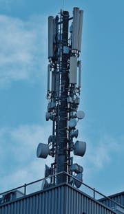 Mobilfunkantennen brauchen zwar fast alle, am liebsten hat man sie aber nicht in seiner Nähe. (Bild: Heini Schwendener)