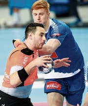 Andrija Pendic (vorne) mit Schaffhausen im Champions-League-Spiel gegen die Polen von Wisla Plock. (Bild: Marcin Bednarski/EPA)