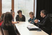 Ivan Gämperle (rechts) gibt Tips für Bewerbungen. (Bilder: Jeannette Ringger)