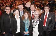 Der für die kommenden vier Jahre gewählte Verwaltungsrat der Raiffeisenbank Zihlschlacht-Muolen-Bischofszell: Heinz Bochsler, Karin Schmid, Jürg Heeb, Sandra Glavas (neu) und Präsident Marcel Vontobel sowie Jeanette Kempf (verabschiedet) mit Bankleiter Rolf Müller. (Bild: Barbara Hettich)