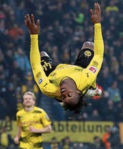 Dortmunds Stürmer Michy Batshuayi freut sich nach dem Torerfolg gegen Hamburg. (Bild: Friedemann Vogel/EPA (Dortmund, 10. Februar 2018))