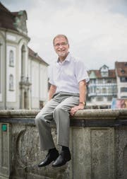 Der Kantonsgerichtspräsident hockt sich auf den Brunnen vor seinem Büro – untypisch spontan. (Bild: Hanspeter Schiess)