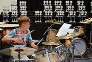 Hochkonzentriert am Schlagzeug: Dylan Utzinger (11) aus Winterthur. (Bild: Christoph Heer)