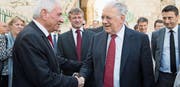 Händeschütteln bei der Al-Aksa-Moschee: Wirtschaftsminister Johann Schneider-Ammann trifft den für die Pilgerstätte zuständigen Scheich Azzam al-Khatib. (Bild: Anthony Anex/KEY (Jerusalem, 29. Oktober 2017))
