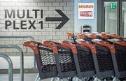 Oben der Eingangsbereich des Multiplex an der Langfeldstrasse 53a und unten der Blick in die Tiefgarage. Einkaufswagen stehen bereit. (Bild: Reto Martin (Reto Martin))