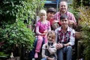 Zuwachs für die Familie Frischknecht: Mutter Anette, Vater Tschiggo und die Töchter Benita und Linda mit Büsi Söckli nahmen den Flüchtling Tahir Ibrahimi auf. (Bild: Mareycke Frehner)